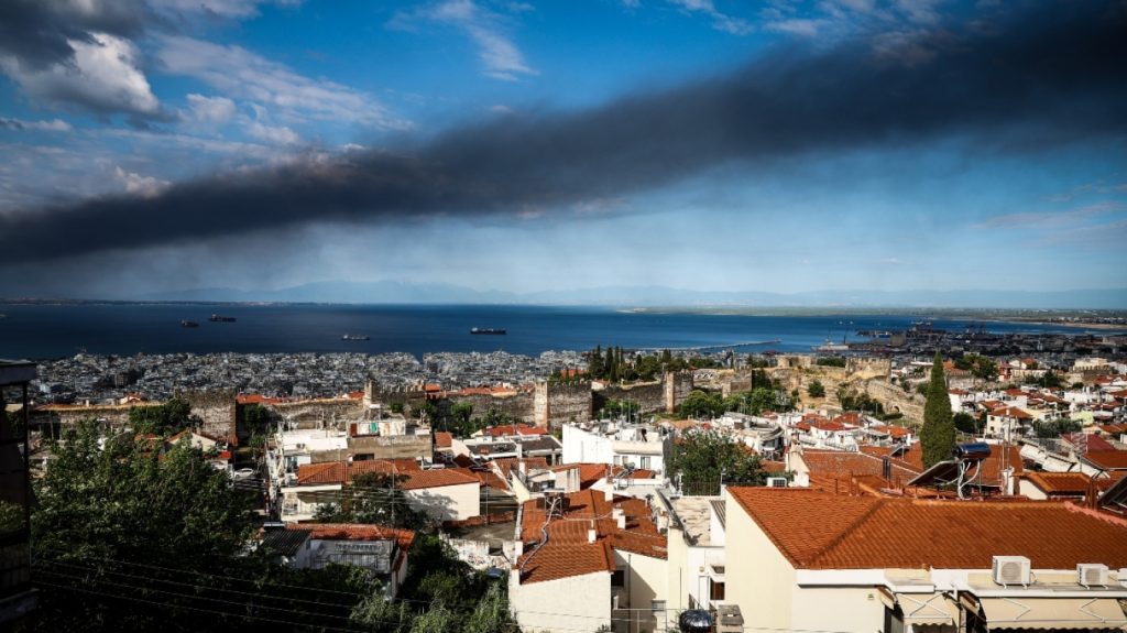 Τοξικό νέφος από την πυρκαγιά σε εργοστάσιο ανακύκλωσης: Ποιοι κινδυνεύουν περισσότερο και τι πρέπει να κάνουν