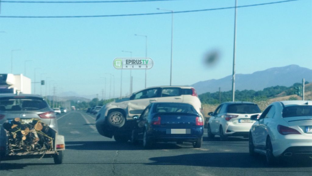 Απίθανο τροχαίο στα Ιωάννινα: Αυτοκίνητο «σκαρφάλωσε» πάνω σε άλλο - ΕΙΚΟΝΕΣ