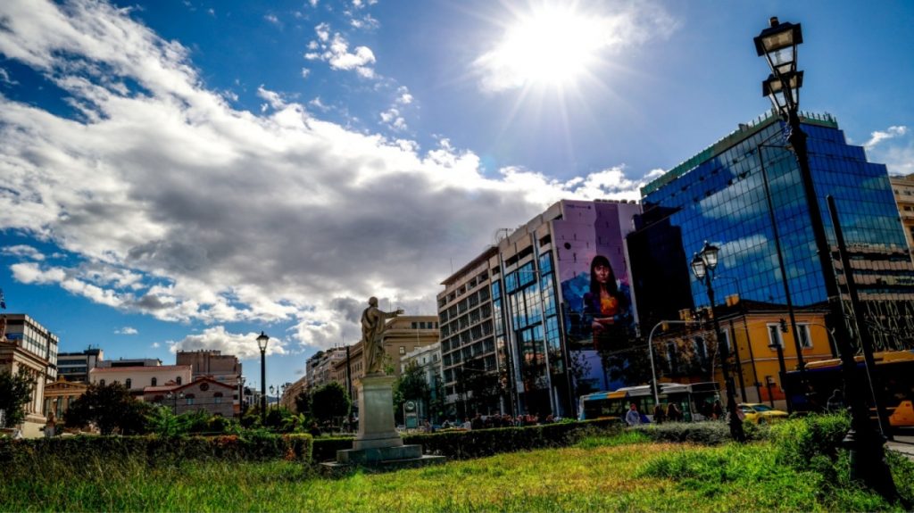 Καιρός: Ζέστη σήμερα με 35άρια μετά τις πρωινές μπόρες - Πού θα βρέξει