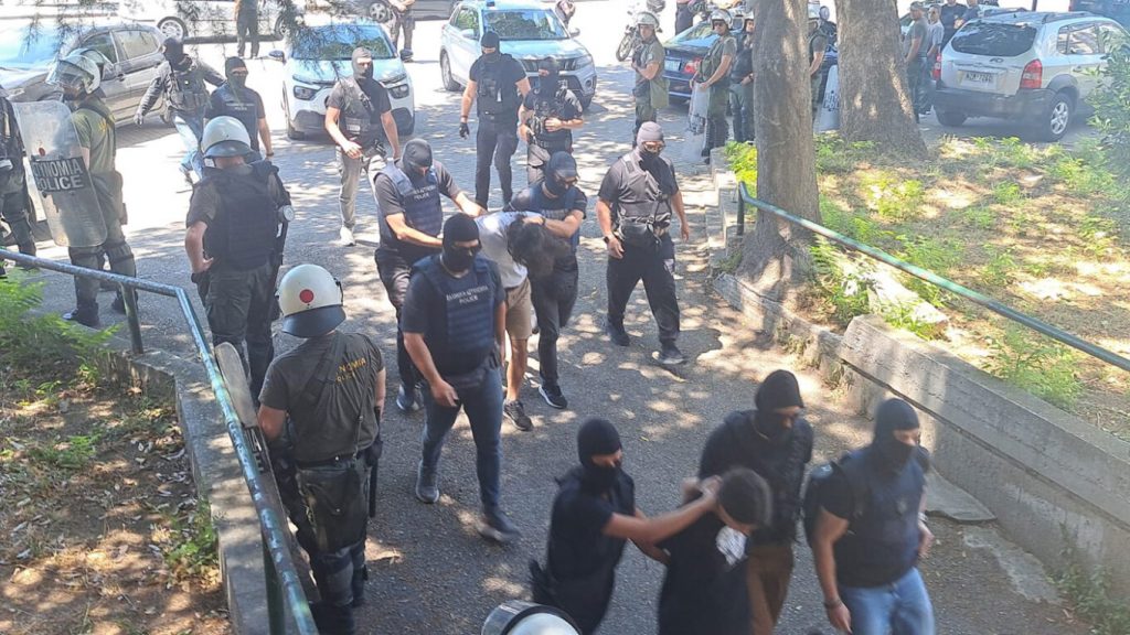Βαρύ κατηγορητήριο για τους τρεις συλληφθέντες στην υπόθεση Νέστορα: Δίωξη για ανθρωποκτονία με ενδεχόμενο δόλο και τρομοκρατική οργάνωση