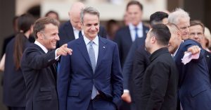 Στο Παρίσι ο Μητσοτάκης: Η σύνοδος για την Ουκρανία, το δείπνο με τον Μακρόν στο Ελιζέ και η παρέλαση σήμερα για την εθνική γιορτή της Γαλλίας