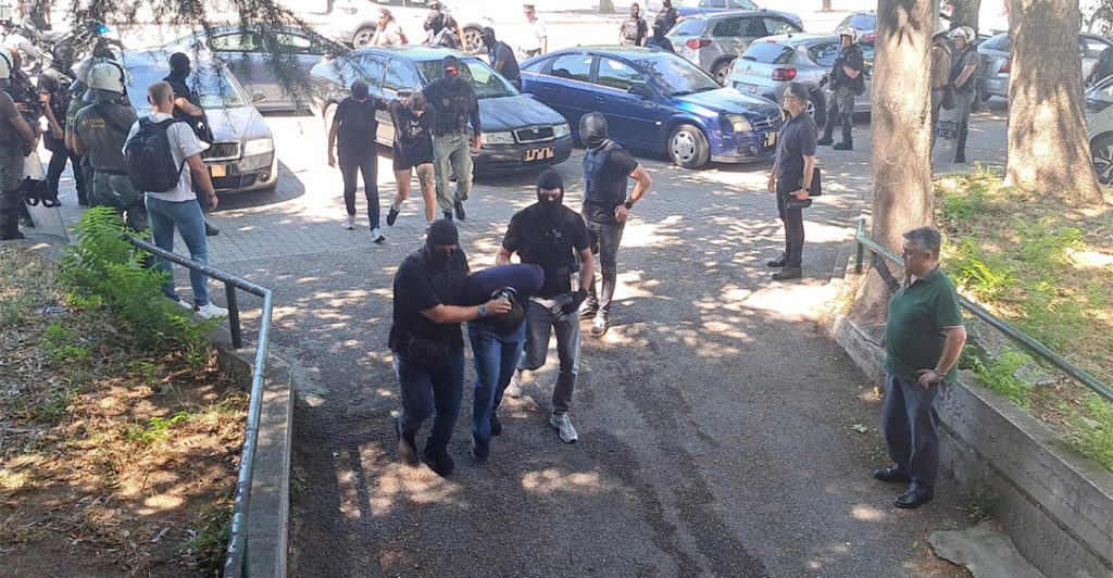 Στον ανακριτή οι τρεις συλληφθέντες για τη δολοφονία της Βάγιας Νέστορα - Συγκέντρωση αναρχικών έξω από τα δικαστήρια