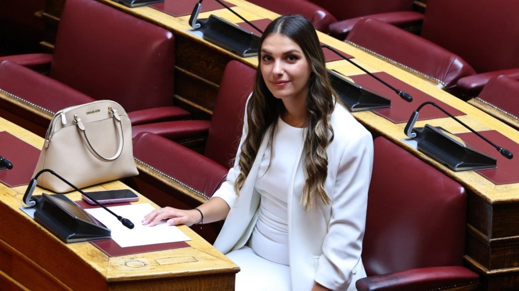 Η Μυρτώ Κοροβέση ορκίστηκε βουλευτής του ΣΥΡΙΖΑ και αμέσως ανεξαρτητοποιήθηκε