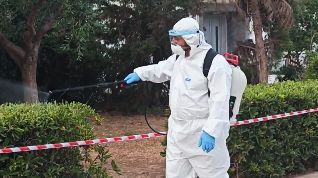 Κρούσμα ιού του Δυτικού Νείλου στη Γλυφάδα: Ψεκασμοί από συνεργείο Καταπολέμησης Κουνουπιών