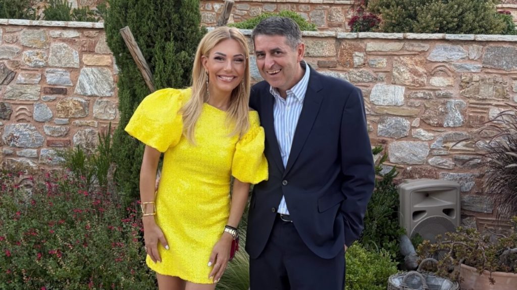 Βραδινή έξοδος για Μεσσαροπούλου - Μυλωνάκη: Χαμογελαστοί σε γάμο στα Σπάτα