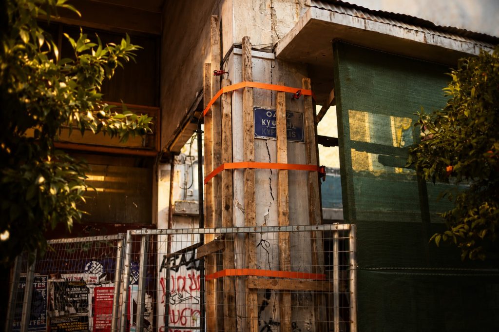 Στο «σκαμνί» του Εισαγγελέα για τις ρωγμές στην Κυψέλη: Το Μετρό, η κατασκευάστρια και οι αποζημιώσεις