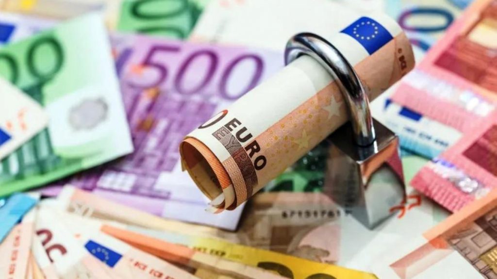 Πρόστιμο 350 ευρώ και αφαίρεση διπλώματος για όσους δεν σβήνουν τον κινητήρα του αυτοκινήτου -Τι προβλέπει ο νέος ΚΟΚ