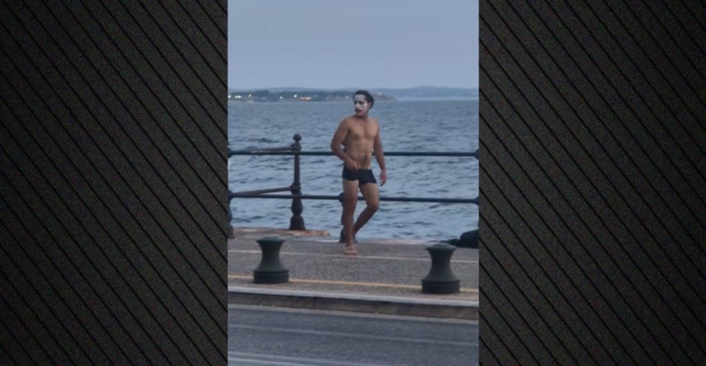 Θεσσαλονίκη: Άνδρας ντυμένος Τζόκερ χόρευε με το εσώρουχο και βούτηξε στον Θερμαϊκό - BINTEO