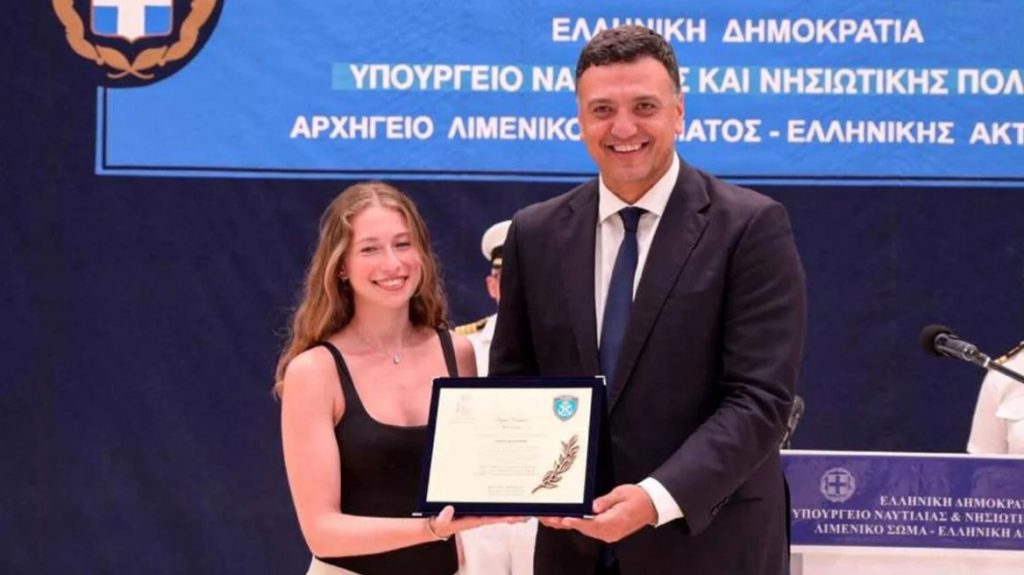 Η ναυαγοσώστρια που έσωσε επτά λουόμενους, ανάμεσα τους και δύο παιδιά, στην Κεφαλονιά βραβεύτηκε από τον Βασίλη Κικίλια