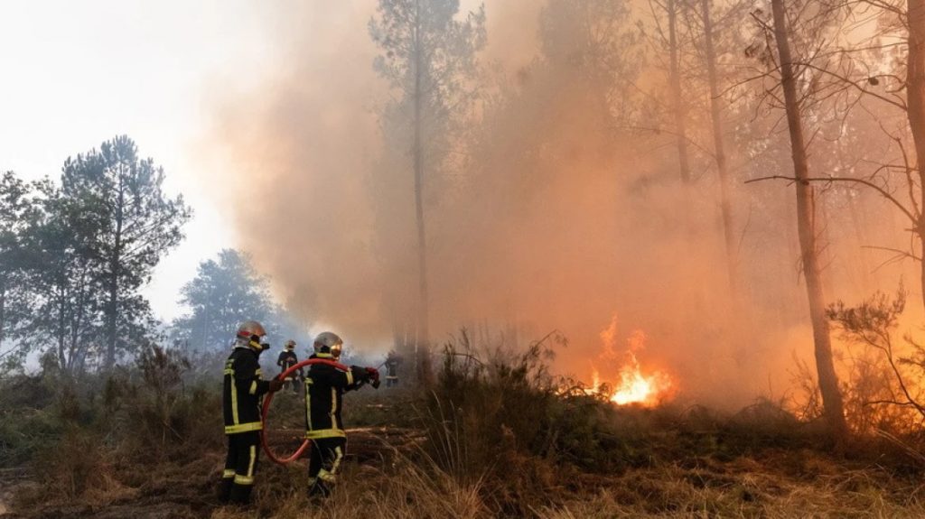 Κρίσιμες πυρηνικές και αμυντικές εγκαταστάσεις απειλούν οι φωτιές στη Γαλλία