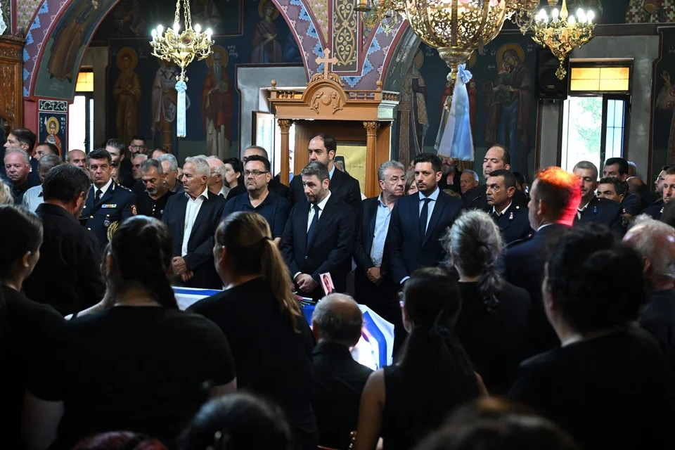 Ο Νίκος Ανδρουλάκης στην κηδεία του πυροσβέστη Μανώλη Στρατιδάκη στο Ρέθυμνο