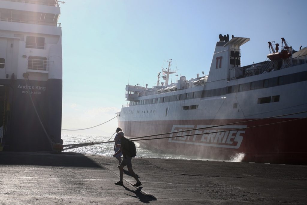 Απαγορευτικό απόπλου από Ραφήνα και Λαύριο: Το βράδυ οι αποφάσεις για τα αυριανά δρομολόγια