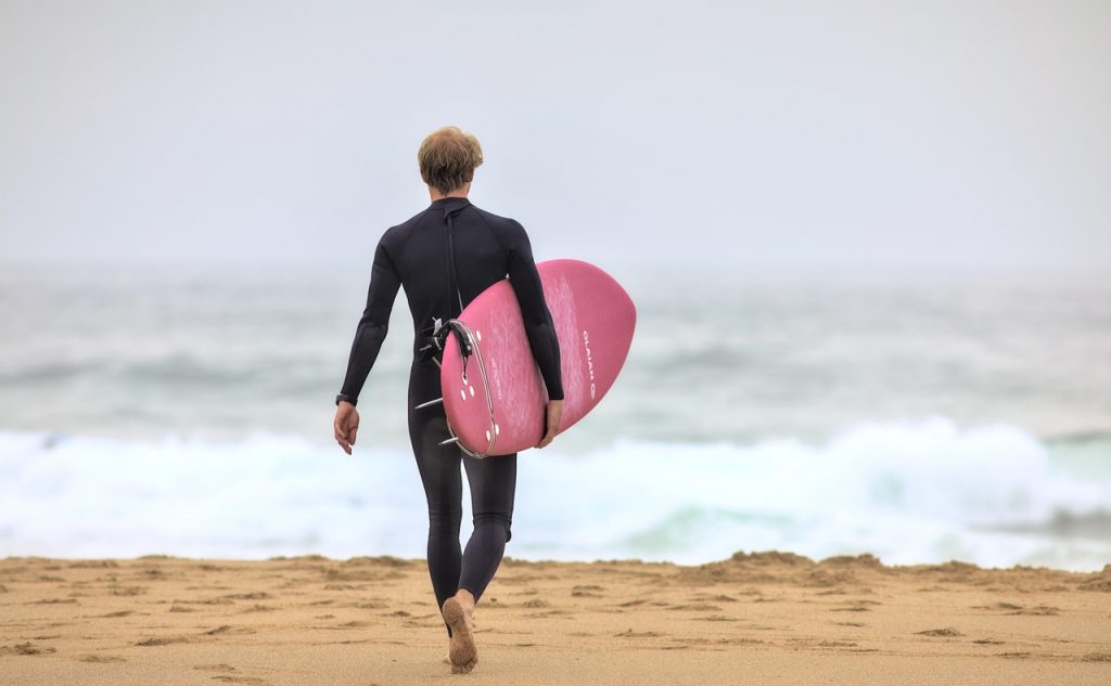260731154438_surfing-8068052_1280