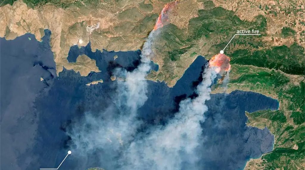 Κόβει ανάσα η δορυφορική εικόνα για τη Βοιωτία: Το τεράστιο νέφος καπνού από τις φωτιές