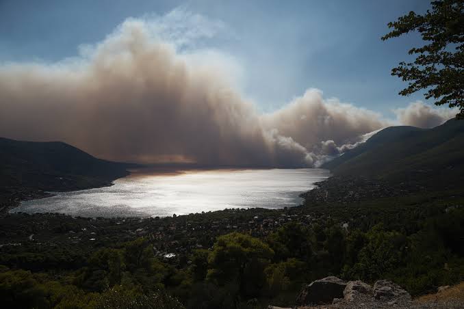 Βοιωτία: Μια ανάσα από τα σπίτια οι φλόγες στη Λιβαδόστρα – Τρία μέτωπα στο Πόρτο Γερμενό