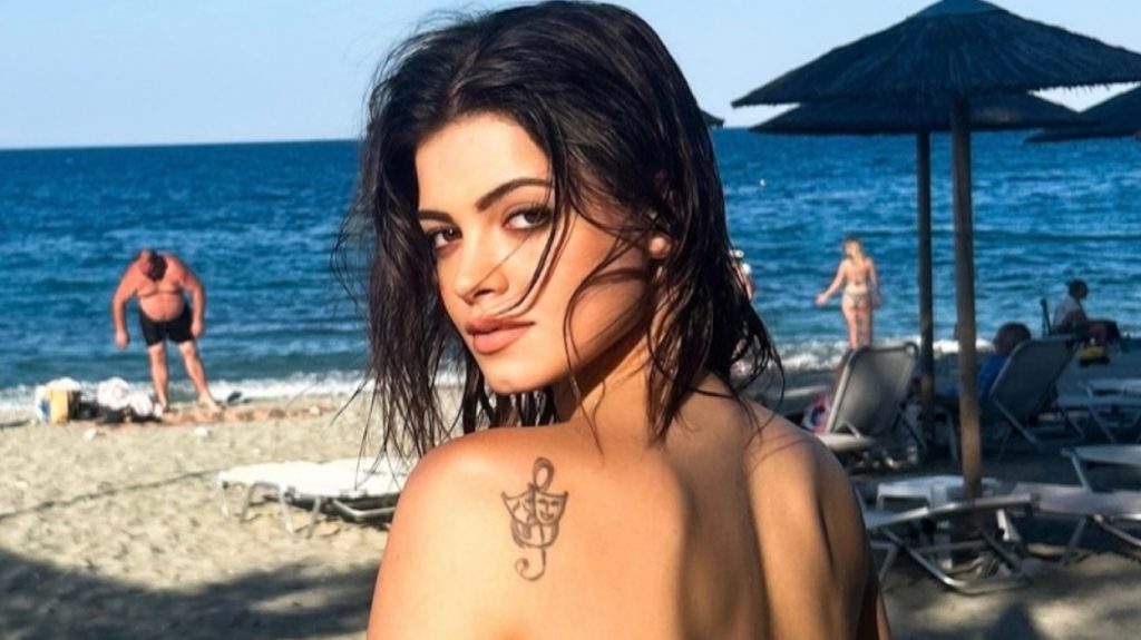 Τζένη Καζάκου: Οι πόζες της στην παραλία - Οι φωτογραφίες που δημοσίευσε
