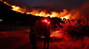 Μαίνεται η φωτιά στη Δυτική Αττική - 112 για εκκένωση των οικισμών Αγία Σκέπη, Κανδήλι και Μπότσικα