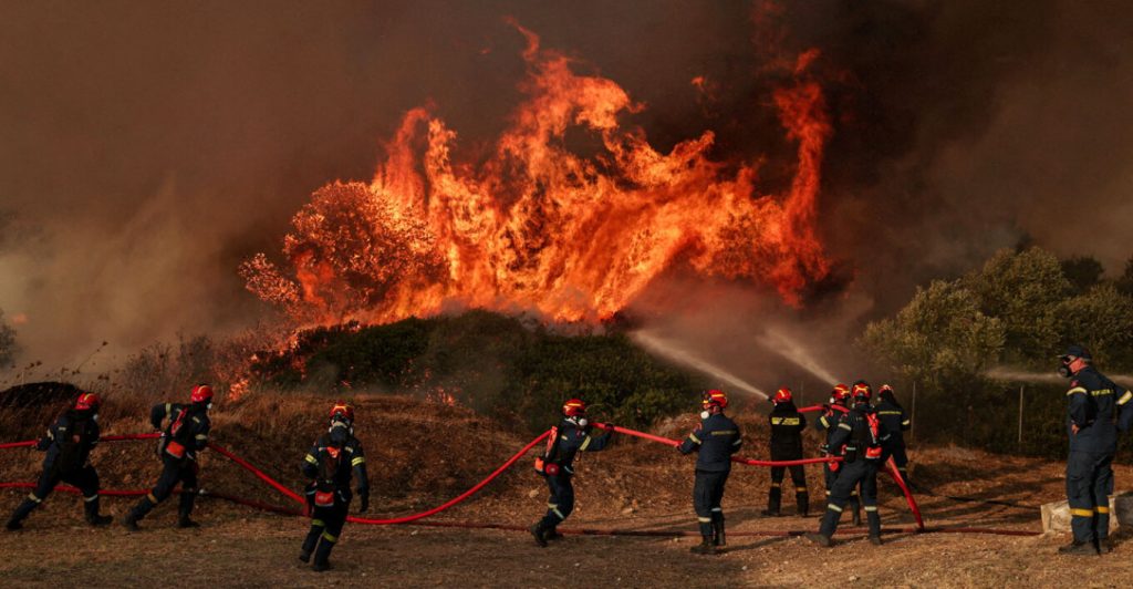 Μάχη σε τρία μέτωπα για να περιοριστεί η πυρκαγιά στη Δυτική Αττική - Κάηκαν πάνω από 130.000 στρέμματα