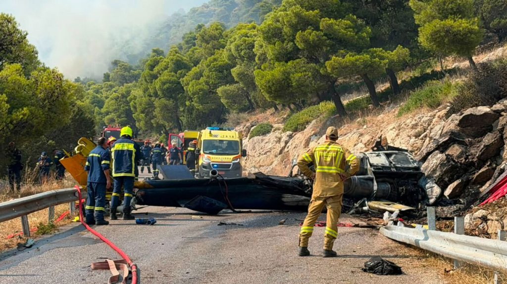 Συνελήφθη αδερφός αντιδημάρχου στην Ψάθα επειδή έσπασε το μπλόκο της ΕΛΑΣ στο σημείο της συντριβής του ελικοπτέρου και έπεσε πάνω στα συντρίμμια