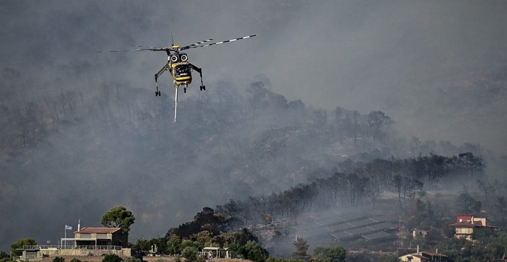 Λέκκας: Θερμοκρασιακή αναστροφή δυσχεραίνει την κατάσβεση – Η φωτιά μπορεί να παραμένει στο ριζικό σύστημα για μήνες