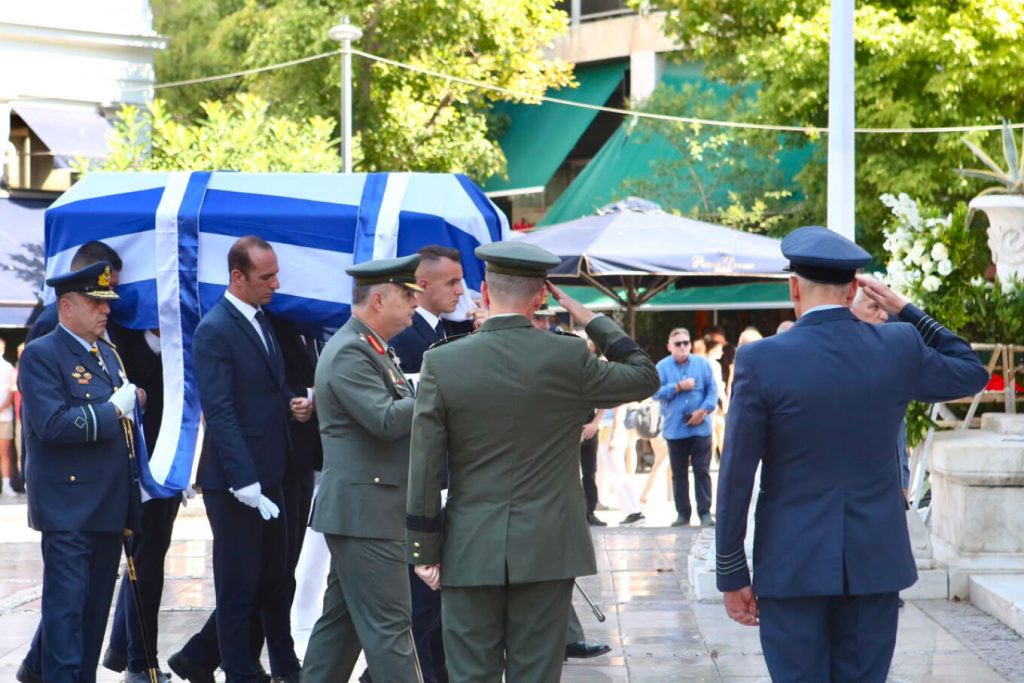 Σε κλίμα συγκίνησης το τελευταίο αντίο στον Γιάννη Βαρβιτσιώτη: Με δάκρυα στα μάτια οι γιοι και οι εγγονές του