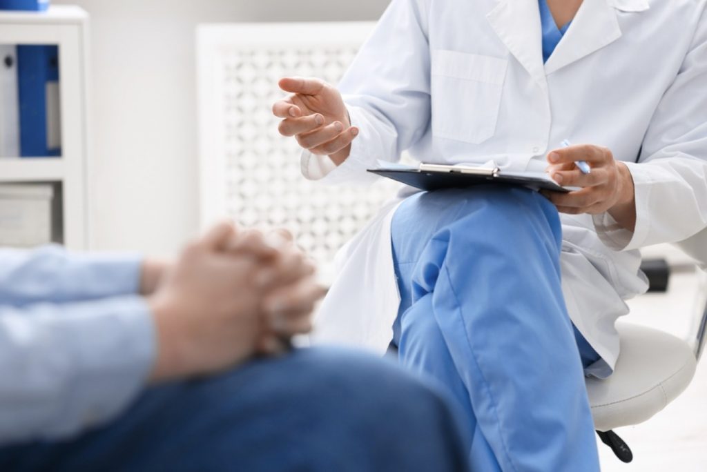 Έλληνας γιατρός στο NHS κατηγορήθηκε για σεξουαλική παρενόχληση συναδέλφου – Τέθηκε σε εξάμηνη αναστολή