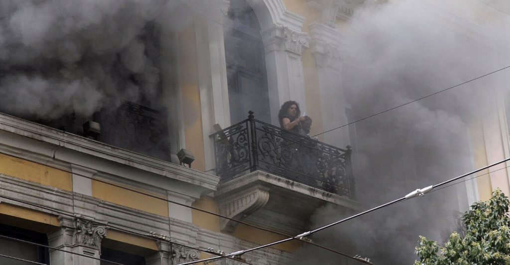Στην Ελλάδα φθάνει σήμερα η 46χρονη από τη Βρετανία που κατηγορείται για τον εμπρησμό στη Marfin