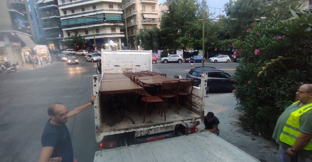 «Σκούπα» του δήμου Αθηναίων για τα παράνομα τραπεζοκαθίσματα: Σήκωσαν 240, ανάμεσά τους και καναπέδες