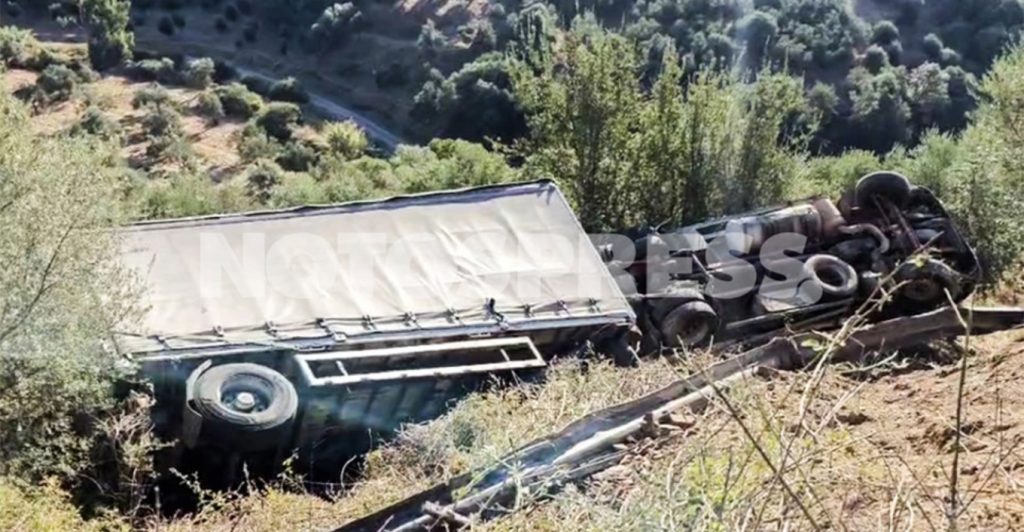 Φορτηγό έπεσε σε γκρεμό στην Τρίπολης – Σπάρτης: Νεκρός ο 48χρονος οδηγός, τραυματισμένος ο συνοδηγός