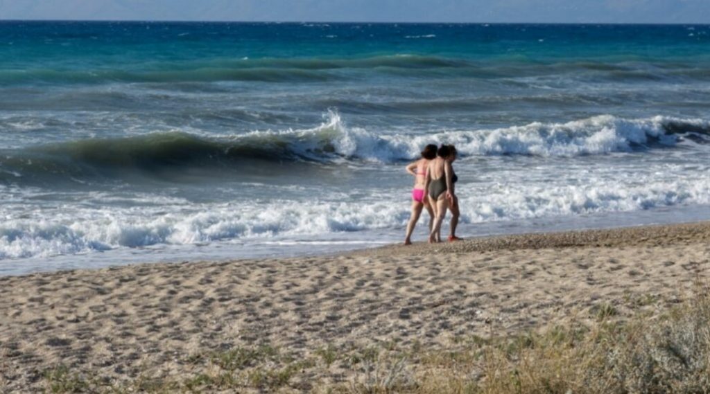 Καιρός: Συναγερμός για τα θυελλώδη μελτέμια και τις υψηλές θερμοκρασίες