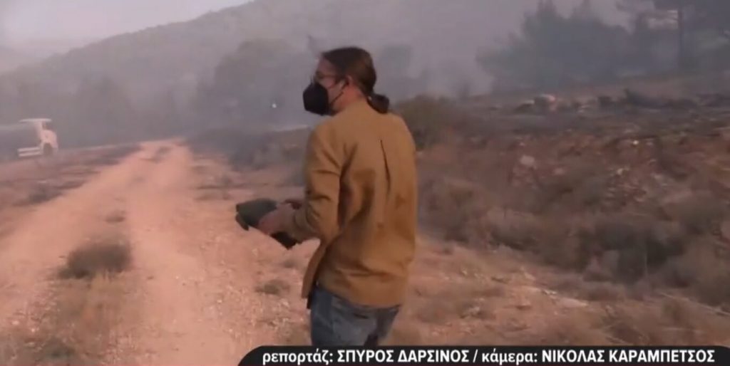 Δημοσιογράφος διέκοψε το live από τη φωτιά στον Κουβαρά για να σώσει χελώνα από τις φλόγες - Βίντεο
