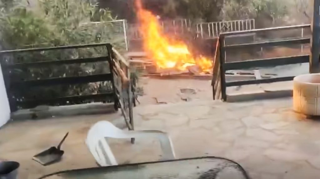 «Γρήγορα, να σβήσουμε τη φωτιά»: Η στιγμή που αστυνομικοί απομακρύνουν ηλικιωμένη από το σπίτι της στον Κουβαρά - ΒΙΝΤΕΟ