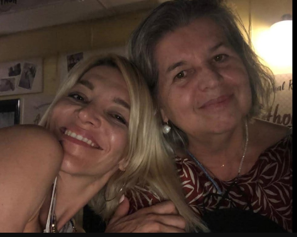 «Συγγνώμη που δεν κατάφερα να σε προστατεύσω»: Συγκινεί η Αφροδίτη Νέστορα για τη μητέρα της που σκοτώθηκε από την εμπρηστική επίθεση στη Θεσσαλονίκη