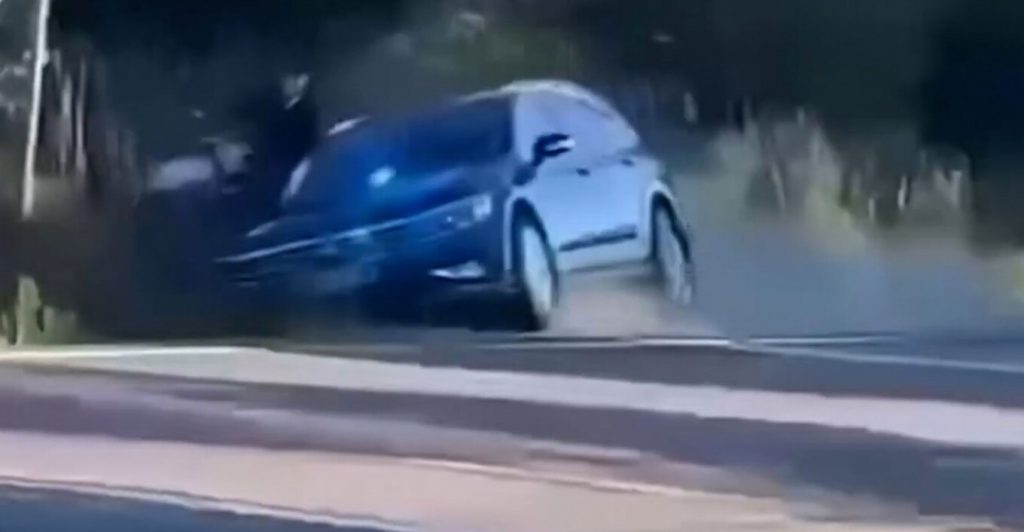 Η καταδίωξη που δίχασε τη Φινλανδία: Όχημα της αστυνομίας «έκλεισε» και έριξε σε χαντάκι έναν 15χρονο με μηχανή -BINTEO