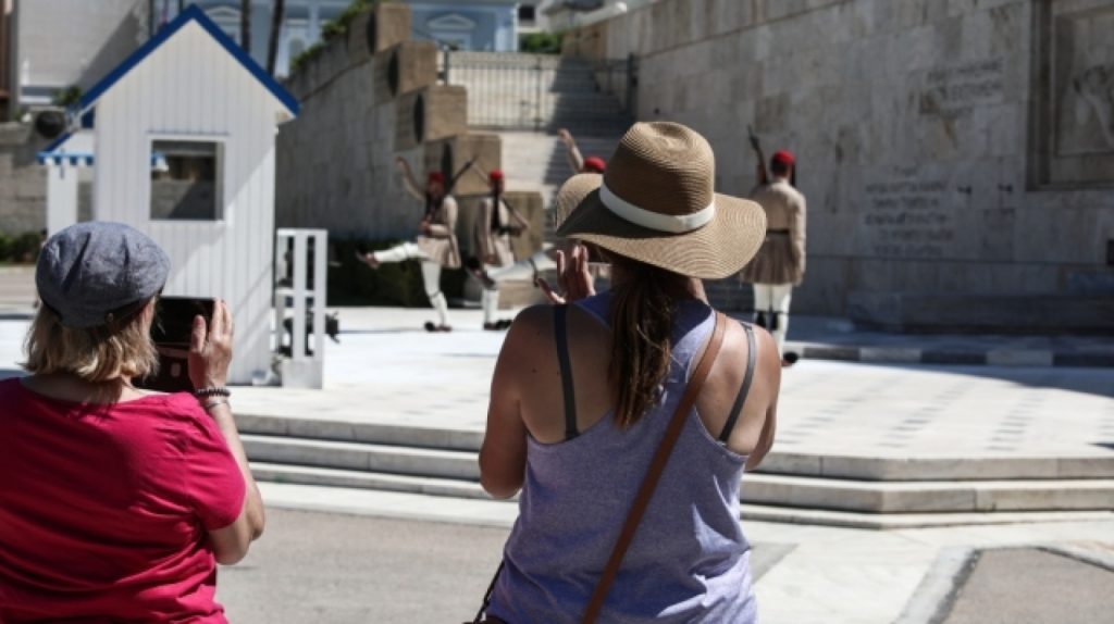 Καιρός: Έως 38°C η θερμοκρασία και μελτέμια στο Αιγαίο - Πού αναμένονται βροχές πριν τον Δεκαπενταύγουστο