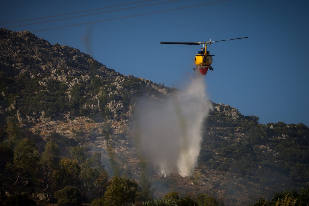 Σε εξέλιξη πυρκαγιά στον Λουτρόπυργο Αττικής - Ήχησε το 112 για εκκένωση προς Νέα Πέραμο