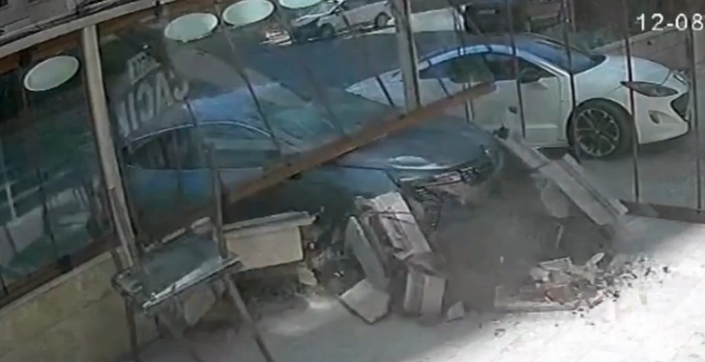 Τρομακτικό τροχαίο στην Τουρκία: Αυτοκίνητο χτύπησε με άλλο ΙΧκαι έπεσε σε φούρνο - Τραυματίστηκε ένα βρέφος