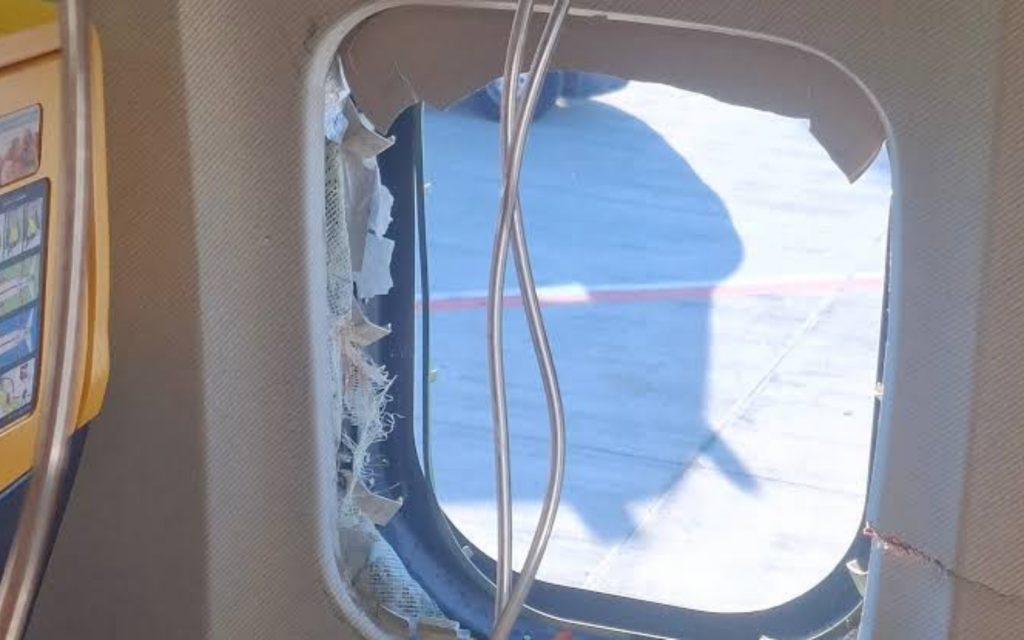 260813222625_ryanair-spasmeno-parathiro