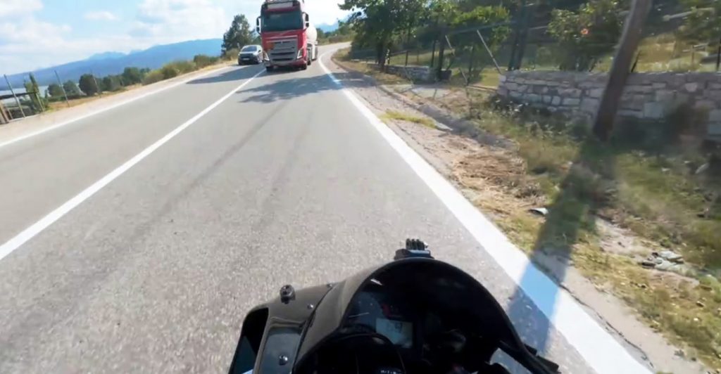 «Είναι κρίμα να πεθάνω στα 25, απέφυγα μηχανικά το βυτιοφόρο»: Ο μοτοσικλετιστής περιγράφει πώς γλίτωσε από την επικίνδυνη προσπέραση