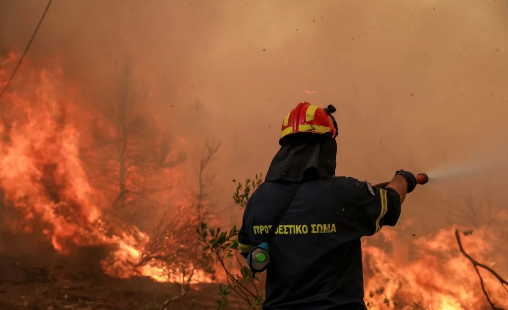 Φωτιά στην Αργιθέα Κορωπίου: Ήχησε το 112 για ετοιμότητα- Επιχειρούν πέντε εναέρια μέσα