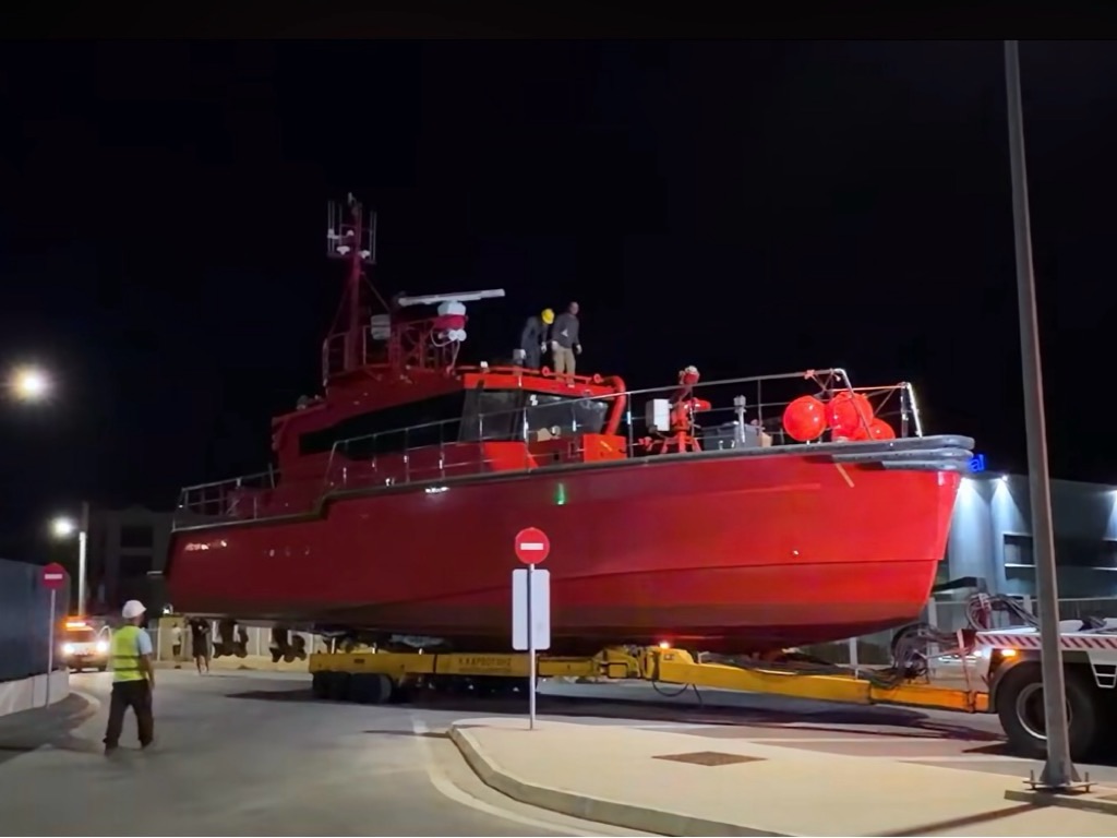 Στο Λαύριο το νέο πυροσβεστικό σκάφος των 4,5 εκατ. ευρώ: Επιχειρεί με κύματα και φτάνει τους 32 κόμβους
