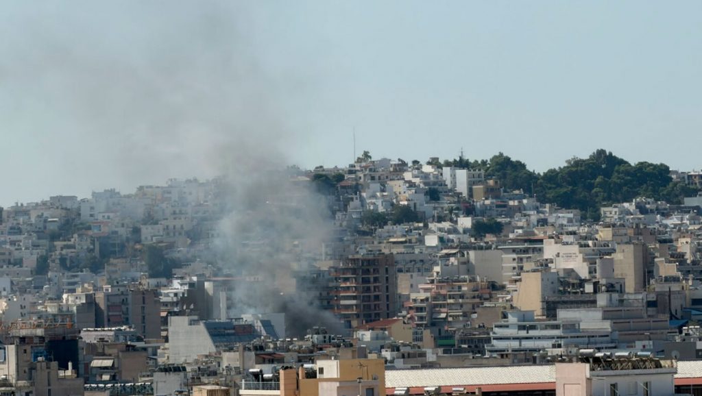 Φωτιά σε κτίριο στον Πειραιά, στο σημείο δυνάμεις της Πυροσβεστικής - ΒΙΝΤΕΟ