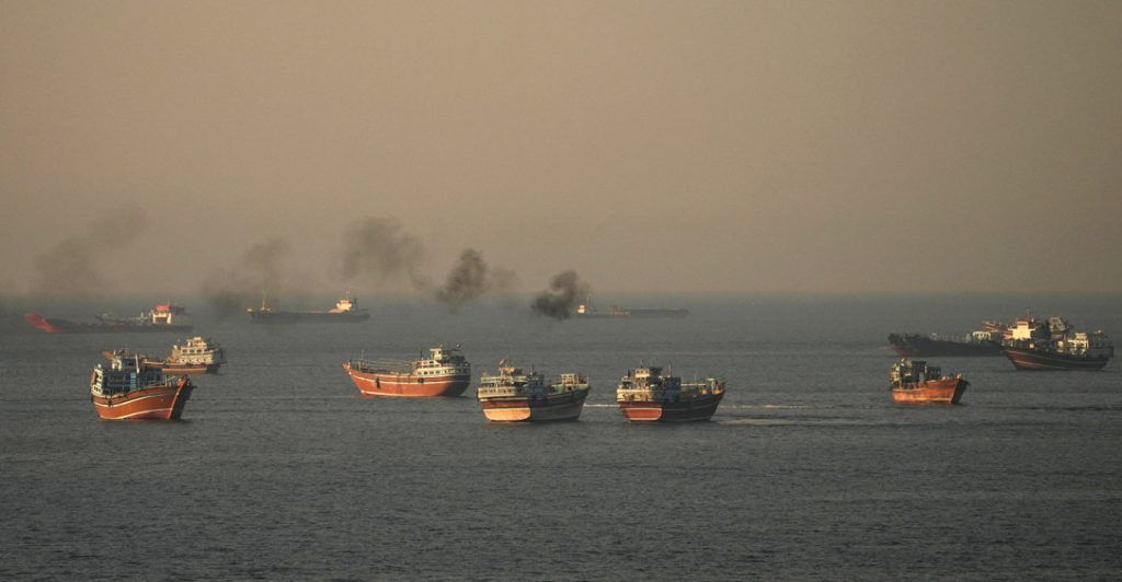 Ο εφιάλτης των πλοίων στο Ορμούζ: 20 νεκροί σε 68 «συμβάντα» μέσα στους έξι μήνες του πολέμου