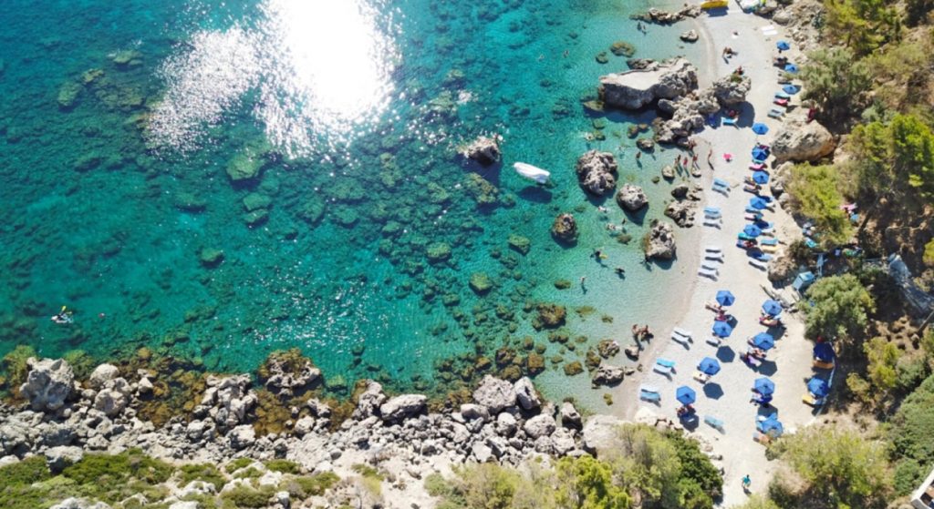 Ρόδος: Επιχείρηση «κατέλαβε» την παραλία Άντονι Κουίν με ομπρελοκαθίσματα χωρίς να πληρώνει μίσθωμα