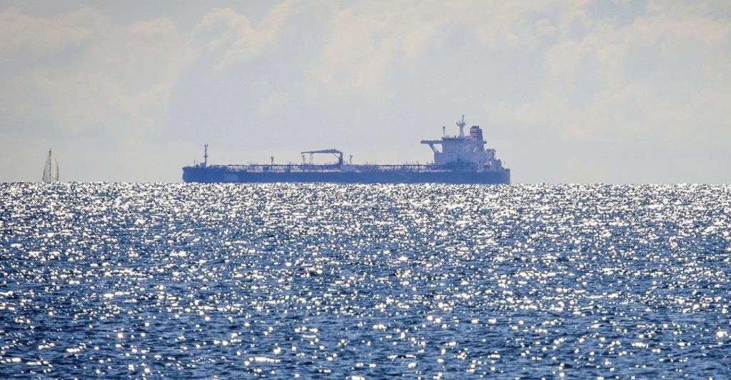 Χτύπημα σε tanker στα Στενά του Ορμούζ: Άγνωστο βλήμα διέλυσε το μηχανοστάσιο, το πλοίο έμεινε ακυβέρνητο