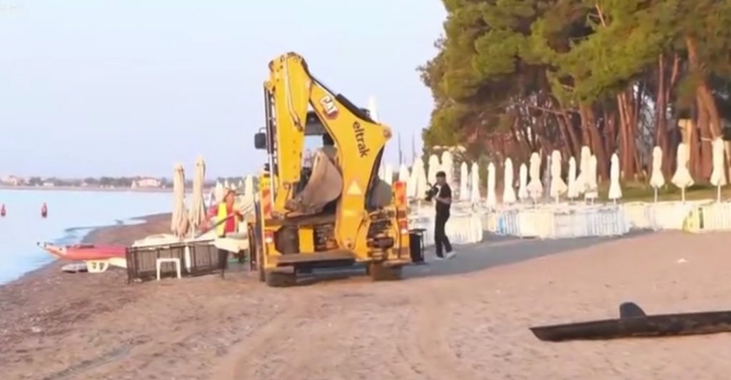 Νέα επιχείρηση στις Καλύβες Χαλκιδικής: Ξήλωσαν πακτωμένες ομπρέλες και κλειδωμένες ξαπλώστρες από την παραλία