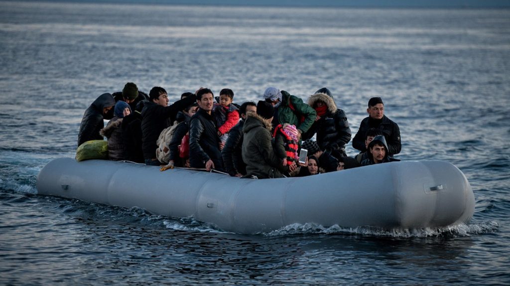 Κρήτη: Σε λέμβο νότια των Καλών Λιμένων εντοπίστηκαν 45 μετανάστες