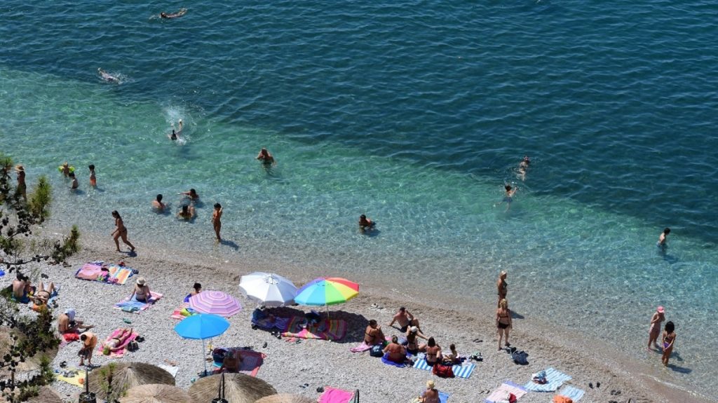 Καιρός: Στο «κόκκινο» παραμένει ο υδράργυρος με 39άρια - Πού αναμένονται μπόρες