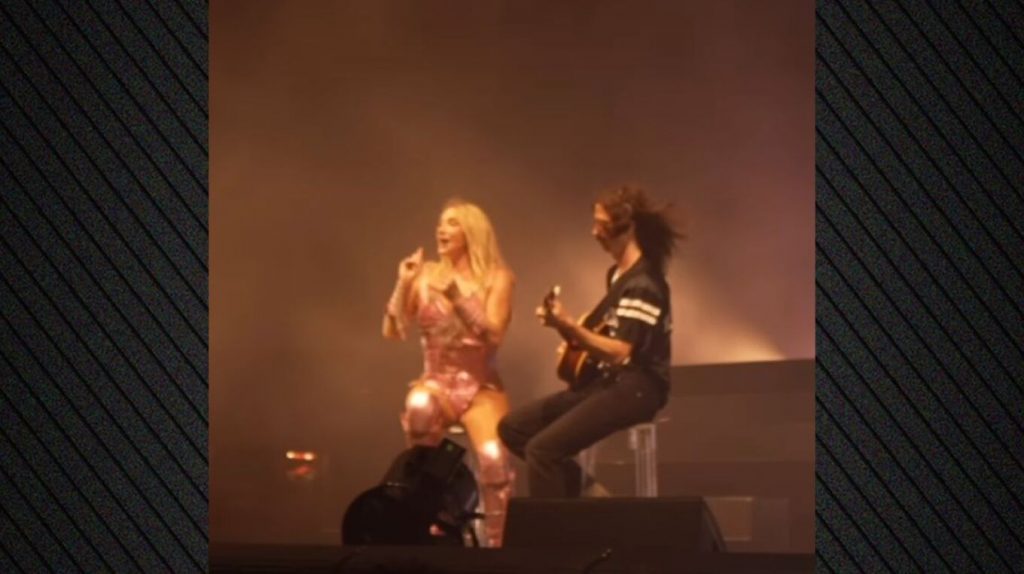 Kesha: Απέτισε φόρο τιμής στην Ντόλι Πάρτον ερμηνεύοντας επί σκηνής το «Old Flames» που είχε γράψει η μητέρα της για εκείνη