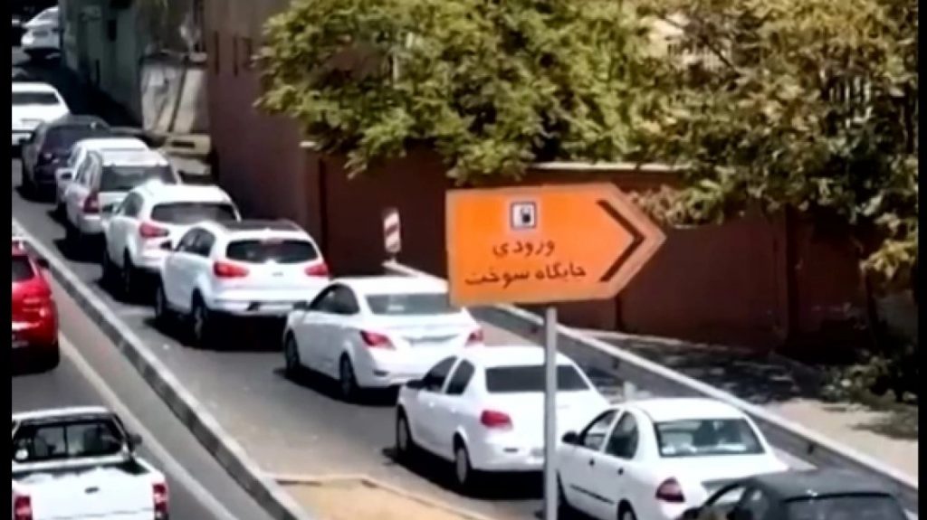 Ιράν: Ουρές στα πρατήρια της Τεχεράνης, στα 15 εκατ. λίτρα το καθημερινό έλλειμμα - Στερεύει από καύσιμα η χώρα